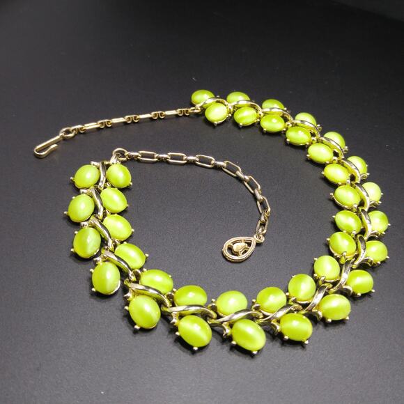 Vintage 1950s Lucite Lime Green Choker Necklace Gold Tone Mid Century - Picture 9 of 9